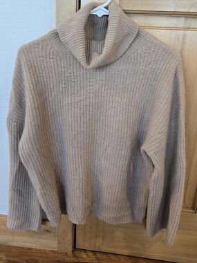 Joie 100 % Cashmere Women's Ribbed Turtleneck Sweater in Light Taupe/camel